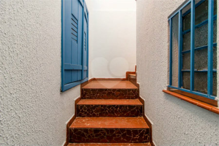 Casa à venda em Moema de 280m² com 4 dormitórios, sendo 1 suíte e 2 vagas de garagem.