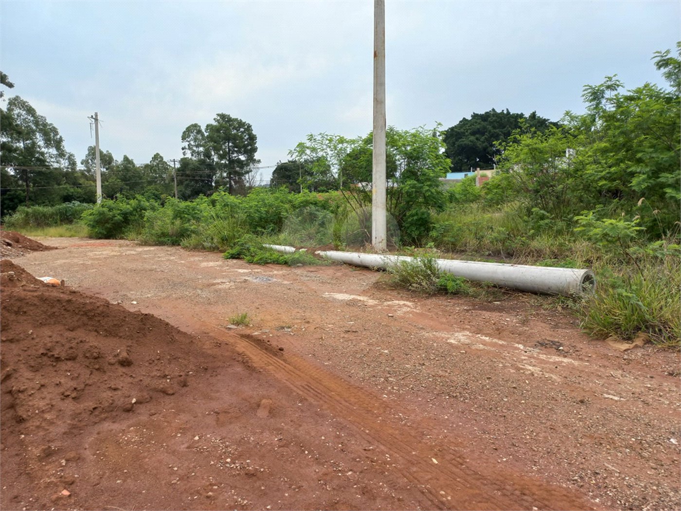 Terreno plano dispondo de 150,00 m² de área total.