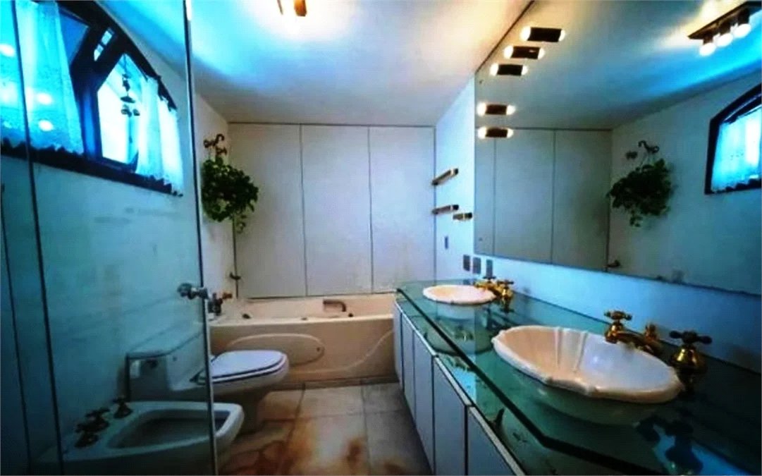 Casa à venda com 5 quartos, sendo 2 suítes, em Jardim Everest, São Paulo, SP