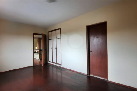 Sobrado à venda com 4 quartos, sendo 3 suítes,  em Interlagos, São Paulo, SP