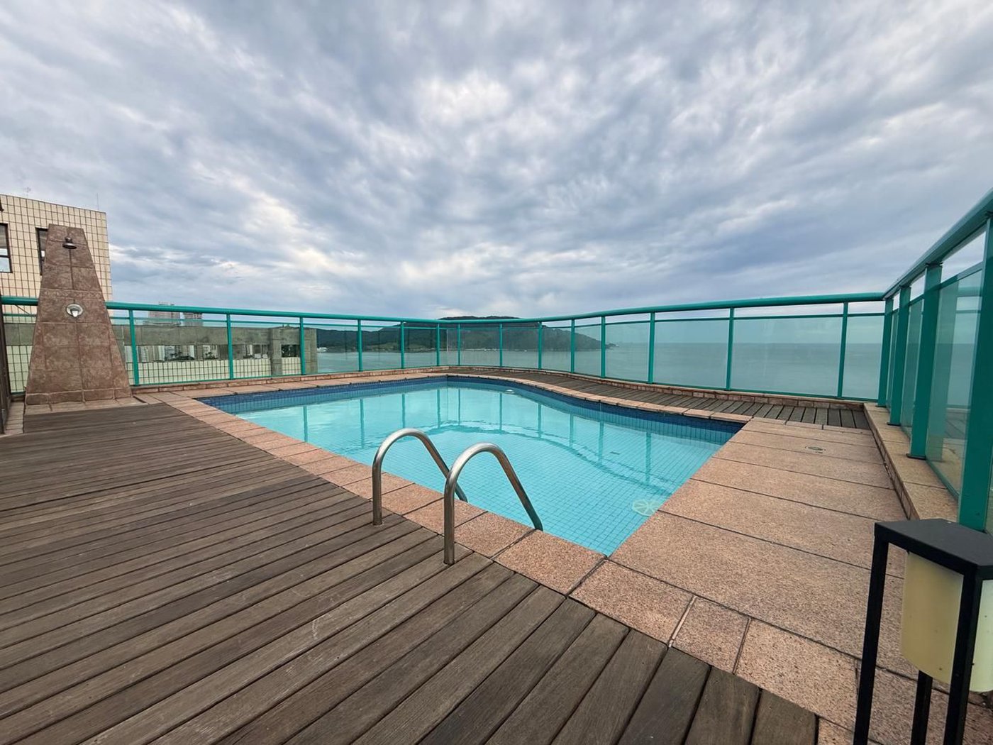 Apartamento Alto Padrão Frente Mar com 4 Dormitórios, 3 Suítes e 3 Vagas na Orla de Santos