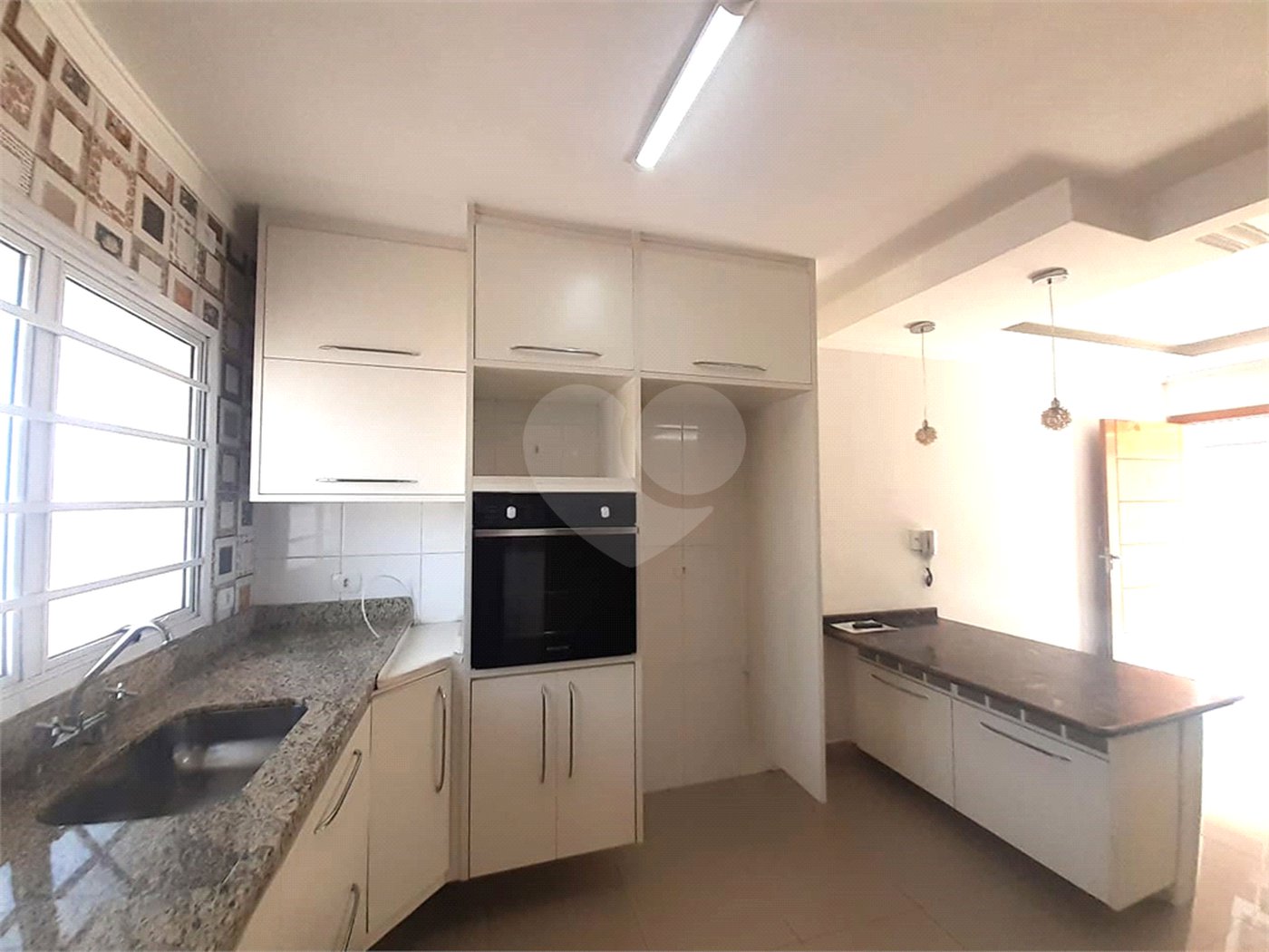 Casa à venda com 3 quartos, sendo 1 suíte, no condomínio Apeu, São Paulo - SP