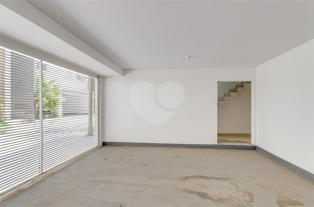 Casa à venda com 4 quartos, sendo 3 suítes, no condomínio Jardim Flora, São Paulo - SP