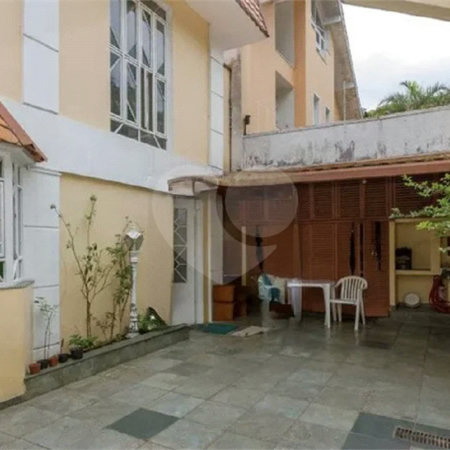 Sobrado à Venda e Locação no Campo Belo | 700 m² de Área Construída | 7 Dormitórios | 3 Suítes | 5 Vagas