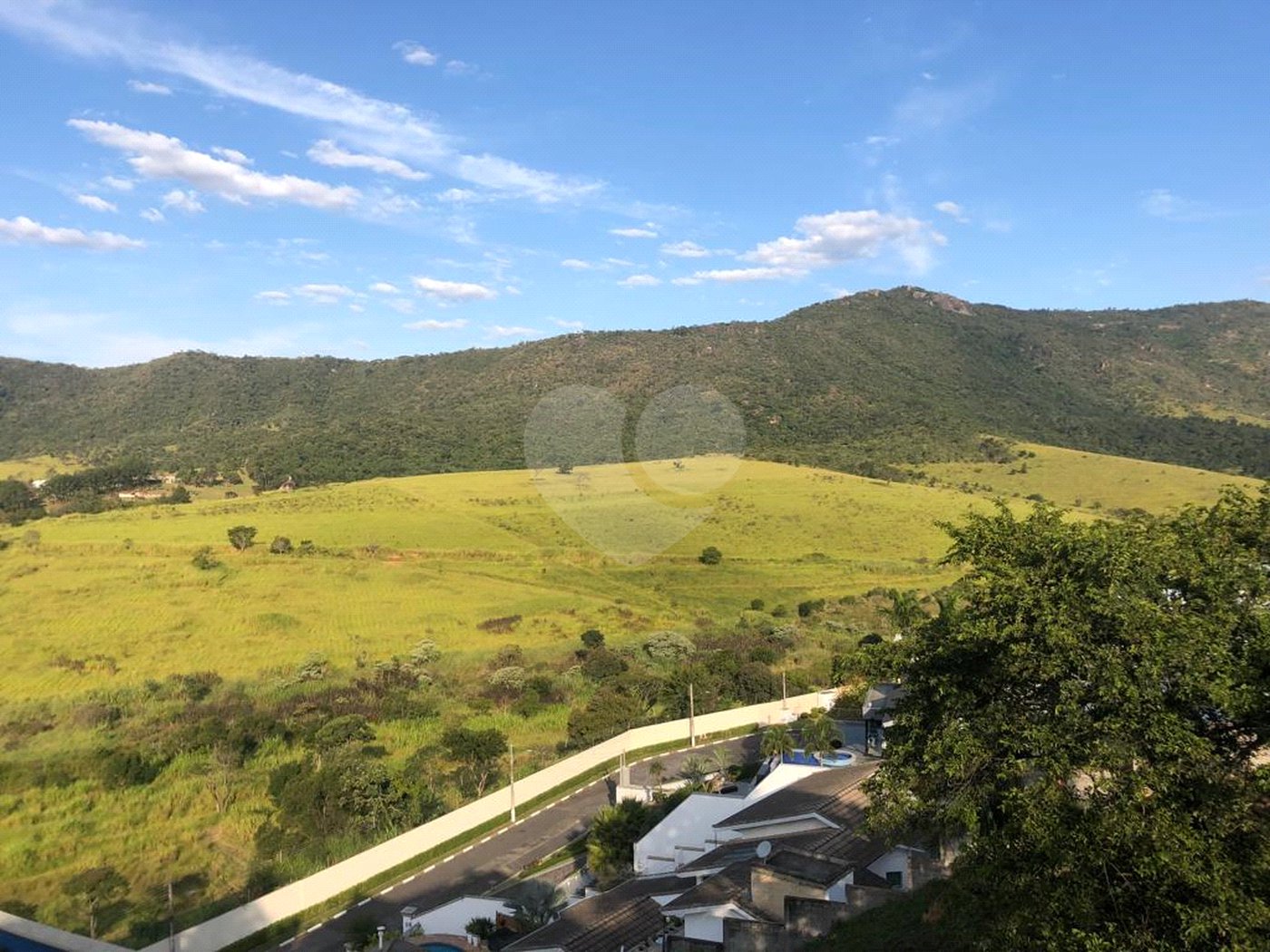 Casa à venda com 4 suítes no condomínio Osato, Atibaia - SP