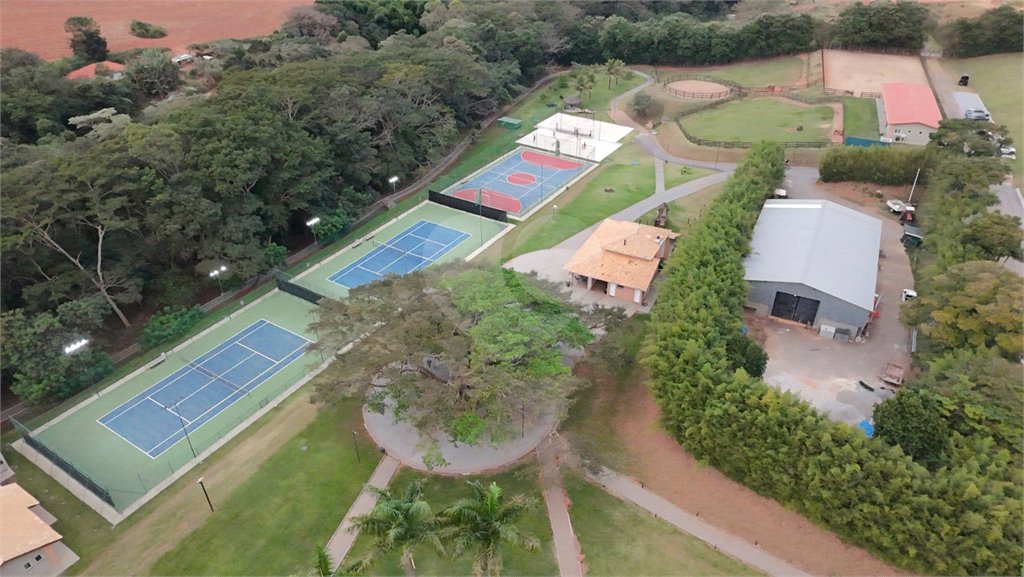 Casa à venda ou para alugar com 5 quartos, sendo 3 suítes, no condomínio Figueira Garden, Atibaia - SP
