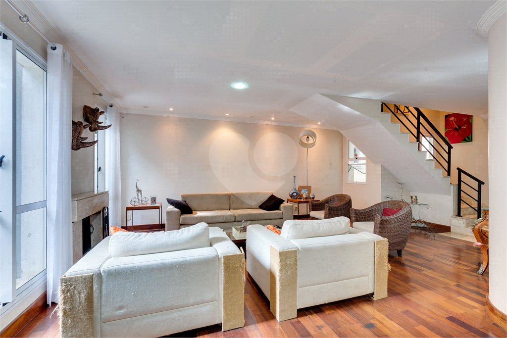 Casa à venda com 3 suítes no condomínio Vila Versalhes, São Paulo - SP