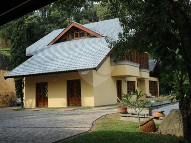 Sobrado à venda com 7 quartos, sendo 5 suítes,  no Centro, Mairiporã, SP
