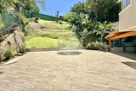 Casa à venda com 4 quartos, sendo 3 suítes, no condomínio Vilarejo, Carapicuíba - SP