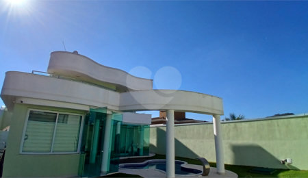 Casa à venda com 3 suítes no condomínio Figueira Garden, Atibaia - SP