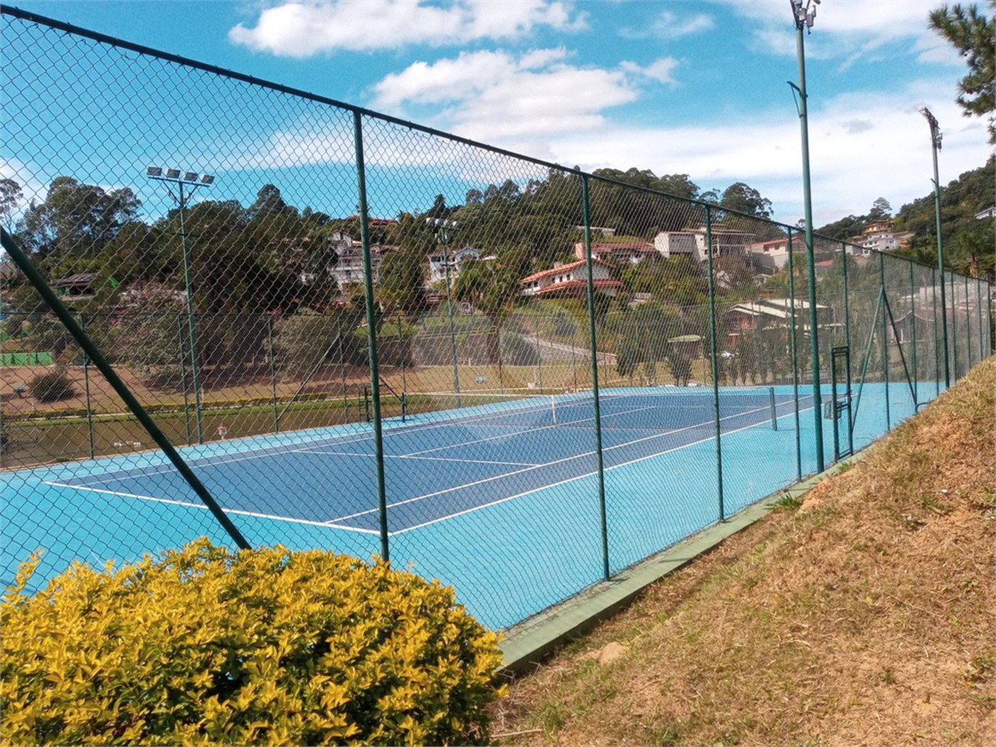 Casa à venda ou para alugar com 3 quartos, sendo 1 suíte, no condomínio Alpes de Caieiras, Caieiras - SP