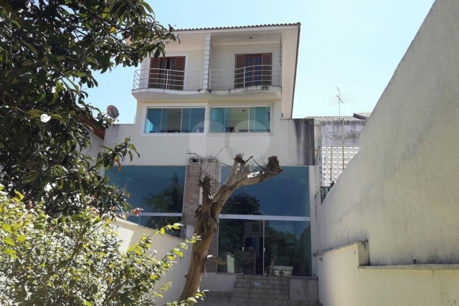 Sobrado à venda com 3 suítes em Vila Irmãos Arnoni, São Paulo, SP