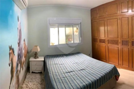 Sobrado à venda ou para alugar com 6 quartos, sendo 2 suítes, em Bosque da Saúde, São Paulo, SP
