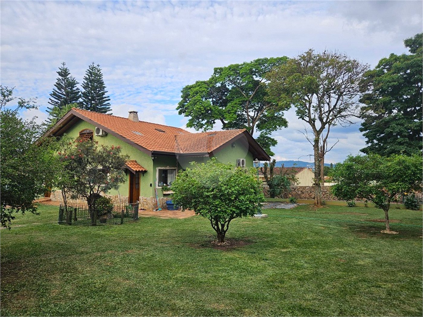 Casa à venda com 4 quartos, sendo 3 suítes, em Jardim Tapajós, Atibaia, SP