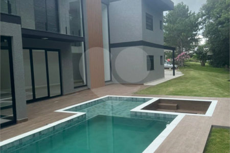 Casa à venda com 4 suítes no condomínio Figueira Garden, Atibaia - SP