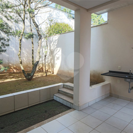 Casa à venda com 4 quartos, sendo 2 suítes, no condomínio Bristol Village, São Paulo - SP