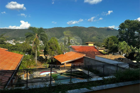 Casa à venda com 4 suítes em Vila Petrópolis, Atibaia, SP