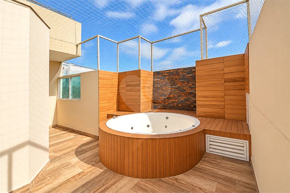 Cobertura de 260 m² em São Bernardo do Campo, com 4 dormitórios, 3 suítes, piscina privativa, espaço gourmet e vista livre. Viva esse privilégio! Agende sua visita e encante-se!