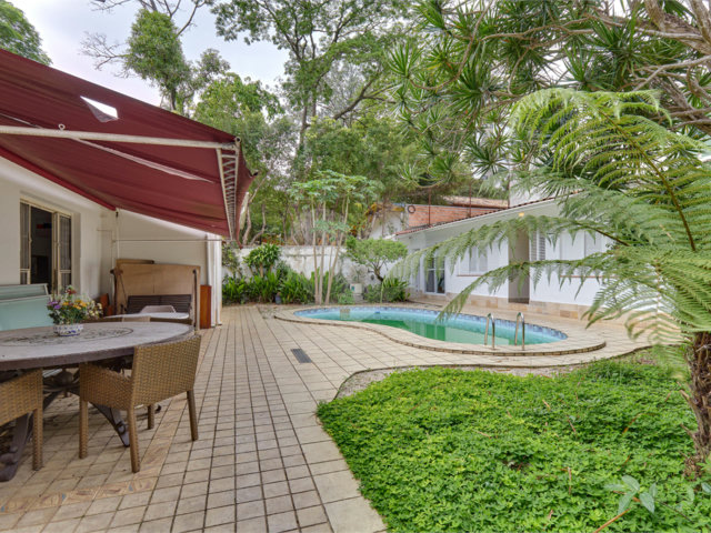 Casa Térrea à venda ou para alugar com 5 quartos, sendo 2 suítes,  em Granja Julieta, São Paulo, SP