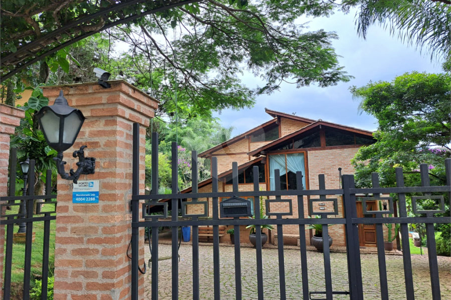 Casa à venda ou para alugar com 3 quartos, sendo 1 suíte,  no condomínio Parque Petrópolis 4 Secção, Mairiporã - SP