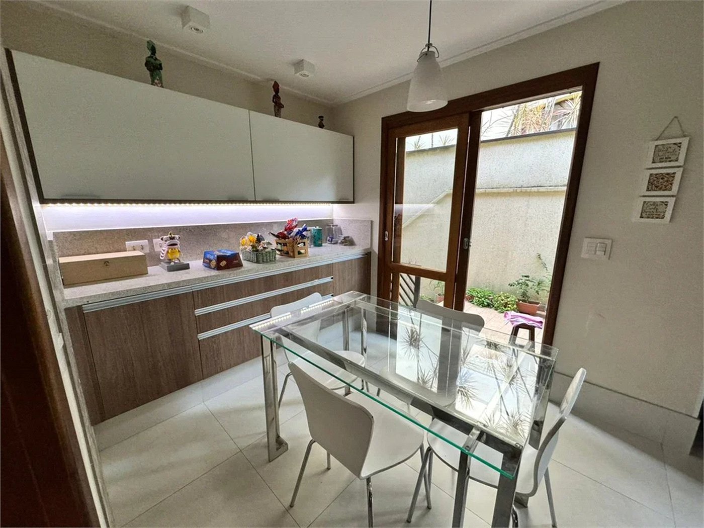 Casa à venda com 3 quartos, sendo 1 suíte, no condomínio Residencial Jardim das Flores 1510, Cotia - SP
