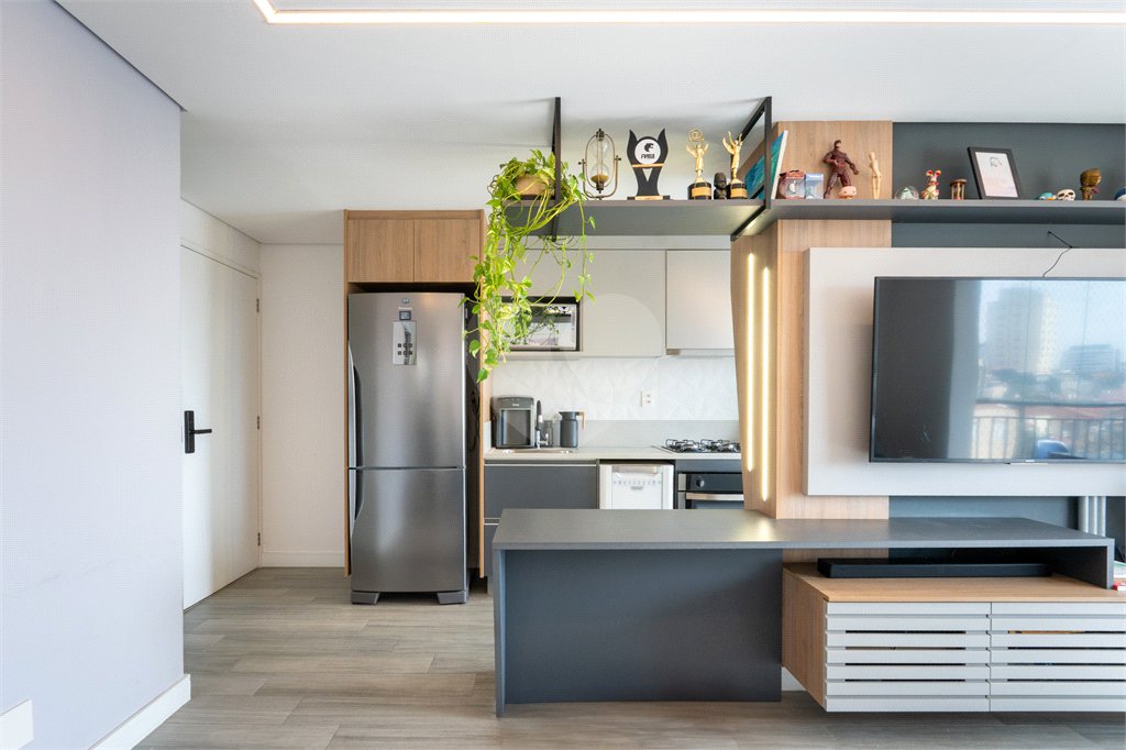 Apartamento a venda na Rua Gaspar Lourenço totalmente reformado - 2 quartos, varanda