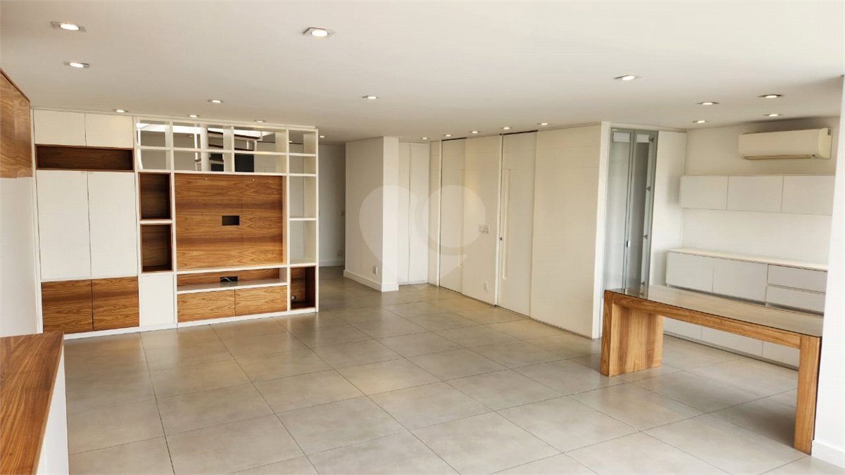 Apartamento à venda com 3 quartos, sendo 2 suítes,  em Paraíso do Morumbi, São Paulo, SP