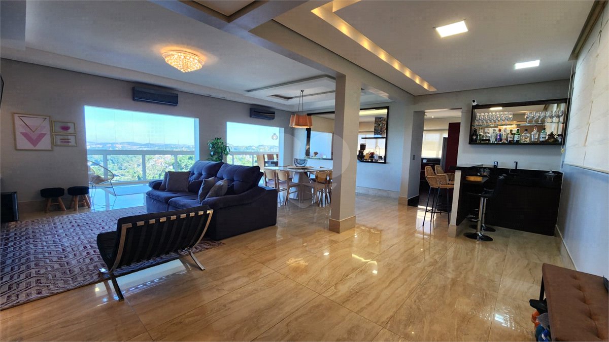 Casa à venda com 5 quartos, sendo 2 suítes, no condomínio Residencial Jardim Primavera, Louveira - SP