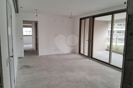 Apartamento à venda com 3 suítes em Moema, São Paulo, SP