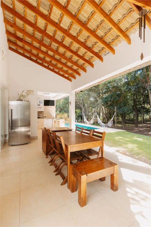 Casa à venda com 5 quartos, sendo 4 suítes, no condomínio Figueira Garden, Atibaia - SP