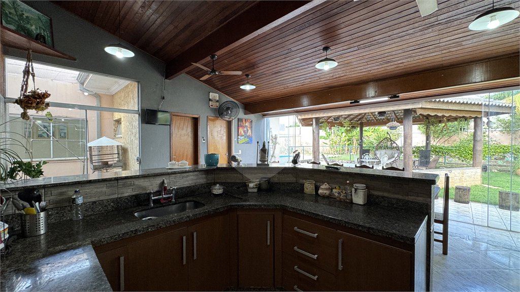 Casa à venda com 4 quartos, sendo 3 suítes, no condomínio Terras de Mont Serrat, Salto - SP