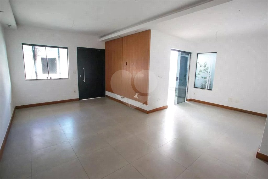 Casa à venda com 4 quartos, sendo 3 suítes, no condomínio Lícia de Alvarenga, Rio de Janeiro - RJ