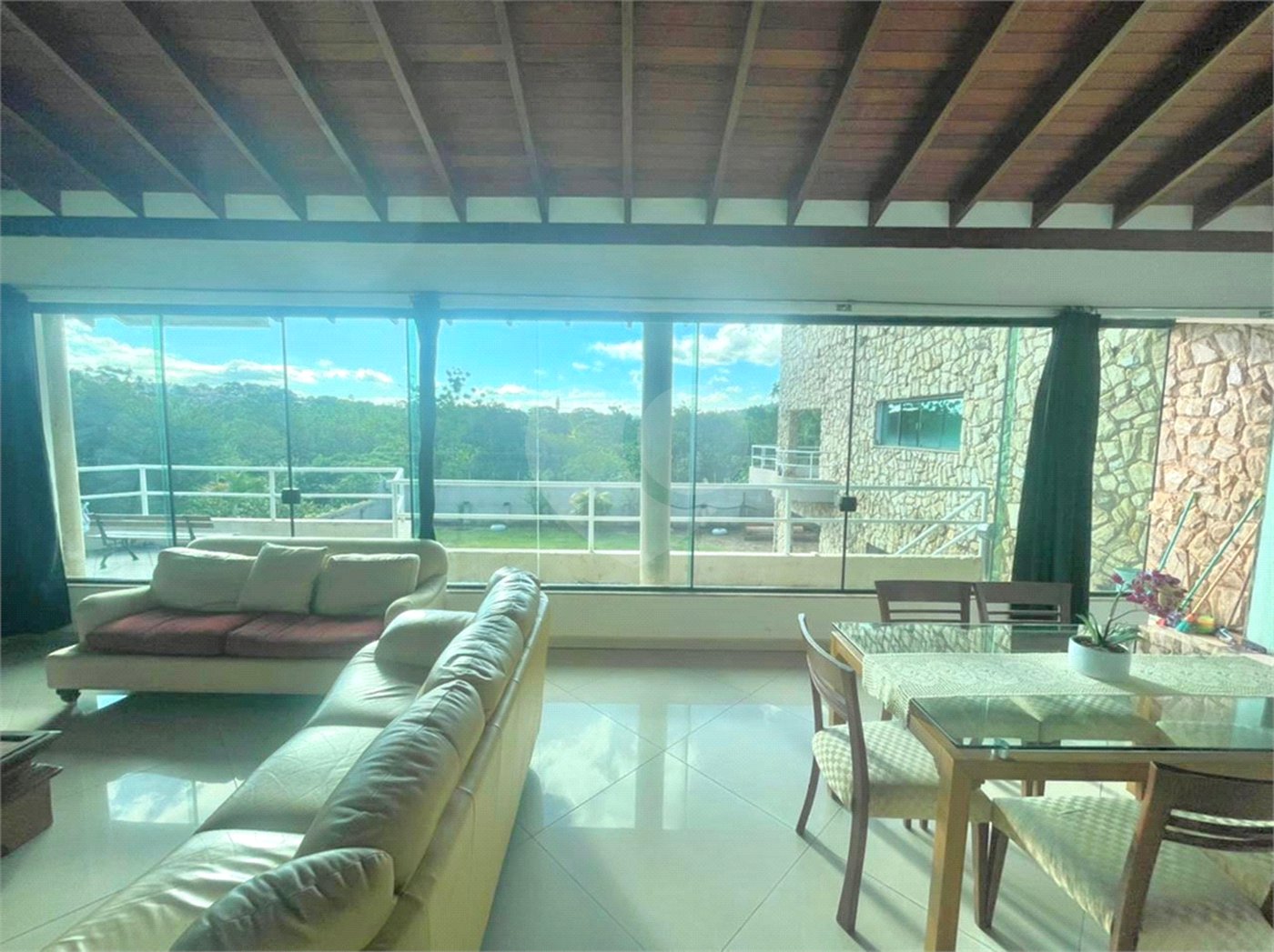 Casa à venda com 5 quartos, sendo 3 suítes,  no condomínio Flamboyant, Atibaia - SP