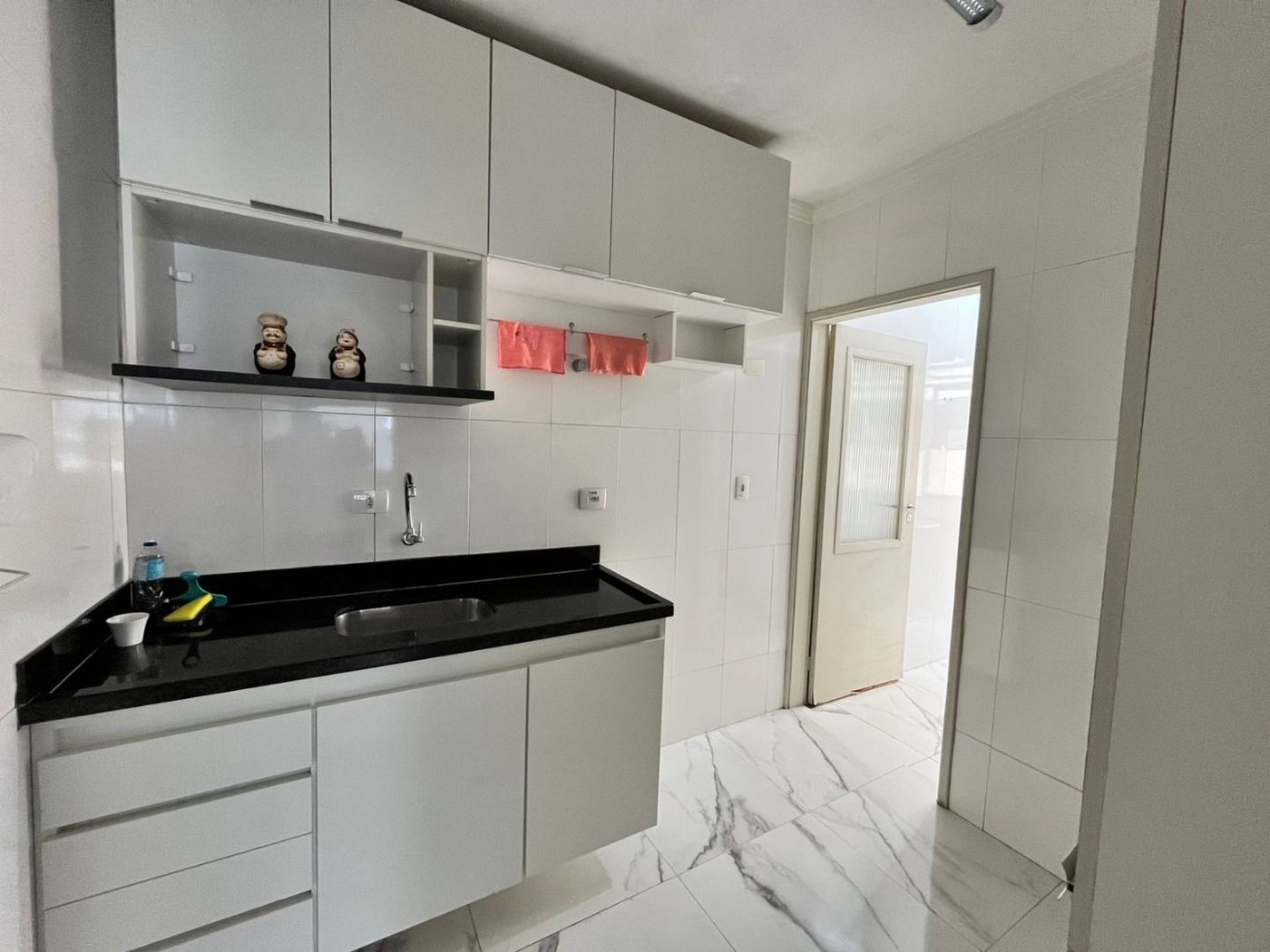 Apartamento 2 dormitórios com vaga de garagem lado praia na Enseada Guarujá