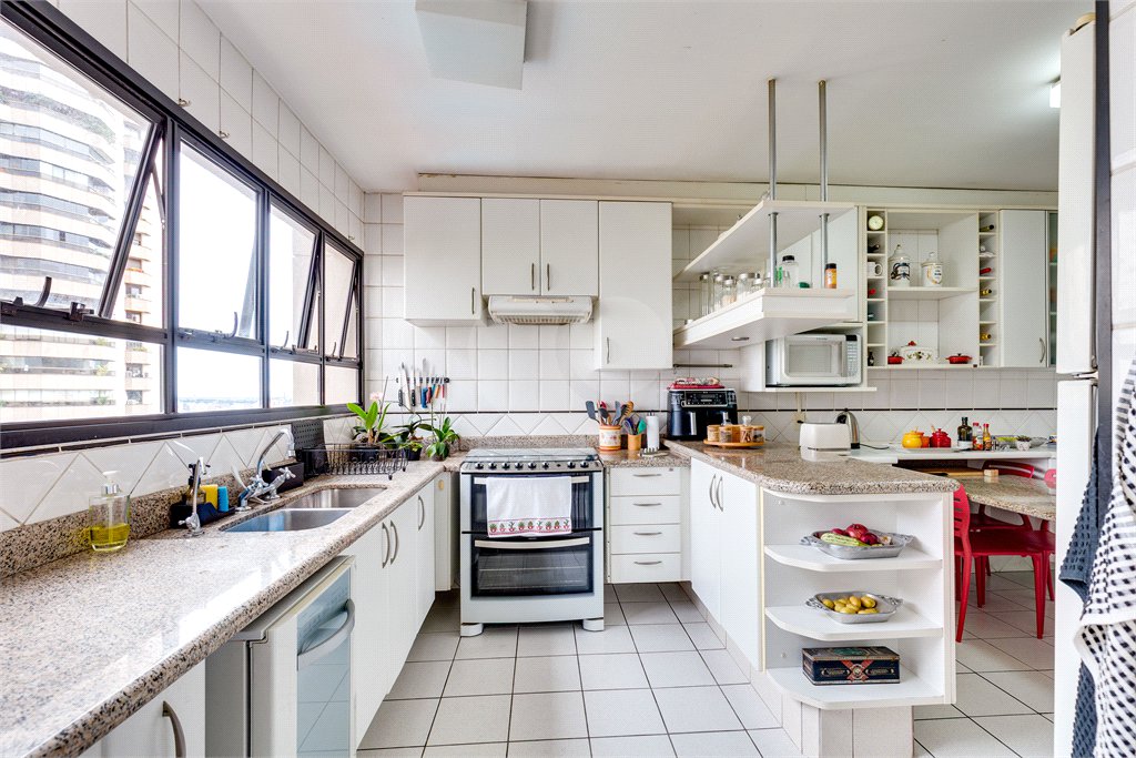 Apartamento à venda com 4 quartos, sendo 2 suítes, em Morumbi, São Paulo, SP