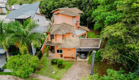 Casa à venda com 5 quartos, sendo 4 suítes, no condomínio Figueira Garden, Atibaia - SP