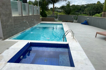 Casa à venda com 4 quartos, sendo 3 suítes, no condomínio Vila Hípica I, Vinhedo - SP