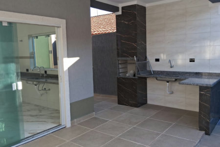 Casa à venda com piscina em Itanhaém