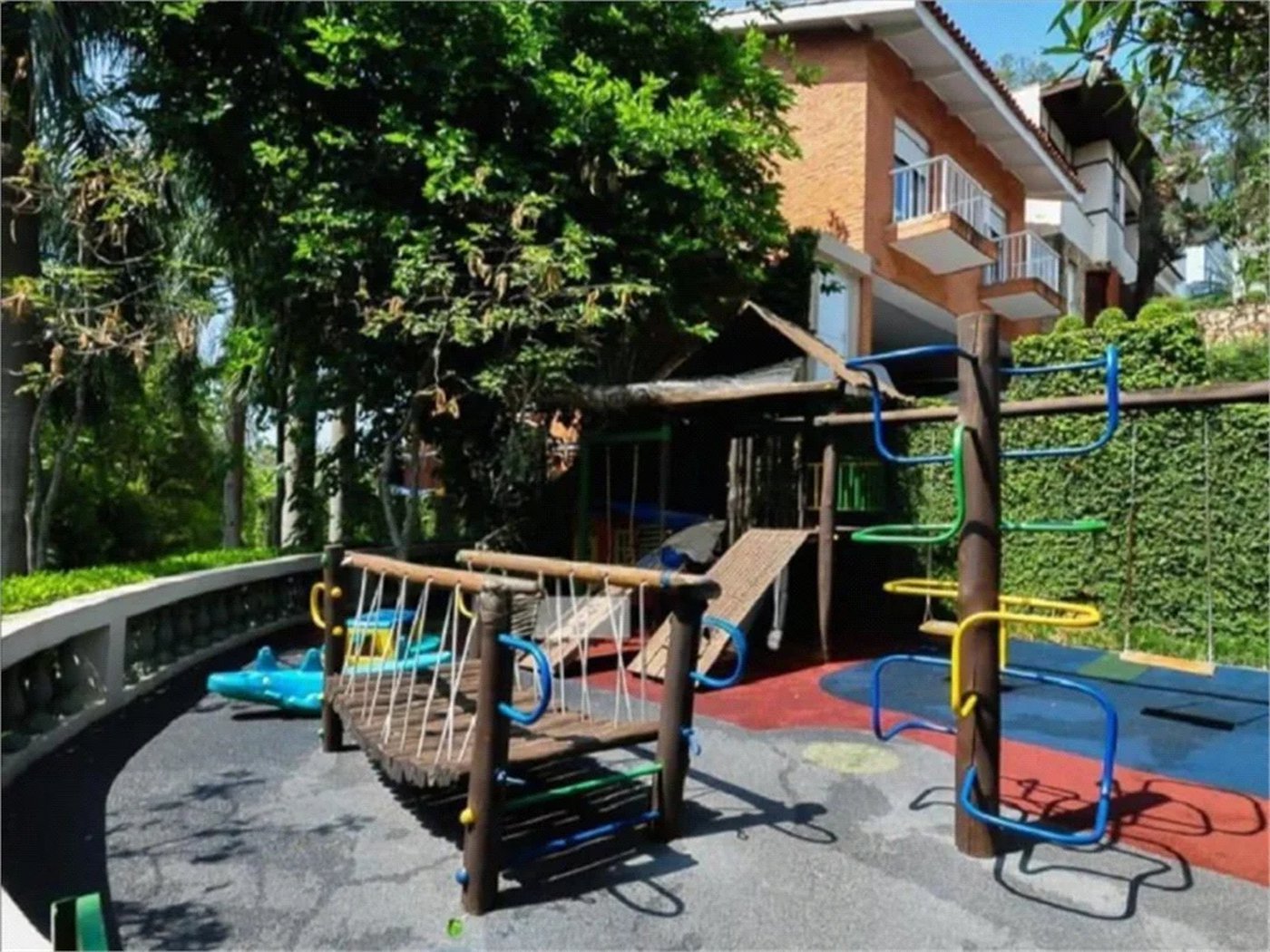 Casa à venda com 4 quartos, sendo 2 suítes, no condomínio Vila das Flores, São Paulo - SP