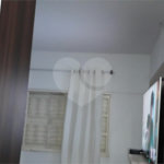 Casa térrea com 3 dormitórios, sendo 1 suíte.