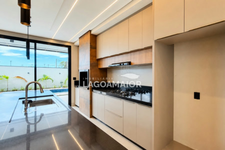 Casa à venda com 3 quartos, sendo 3 suítes, no condomínio Villa Dumont, Três Lagoas - MS