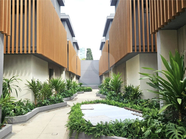 Casa à venda com 4 suítes no condomínio Plm 875, São Paulo - SP