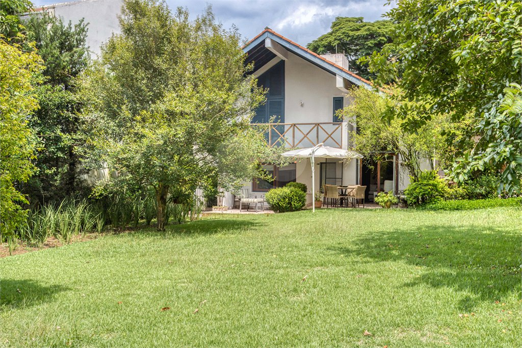 Sobrado à venda com 4 quartos, sendo 2 suítes, em Alto da Boa Vista, São Paulo, SP