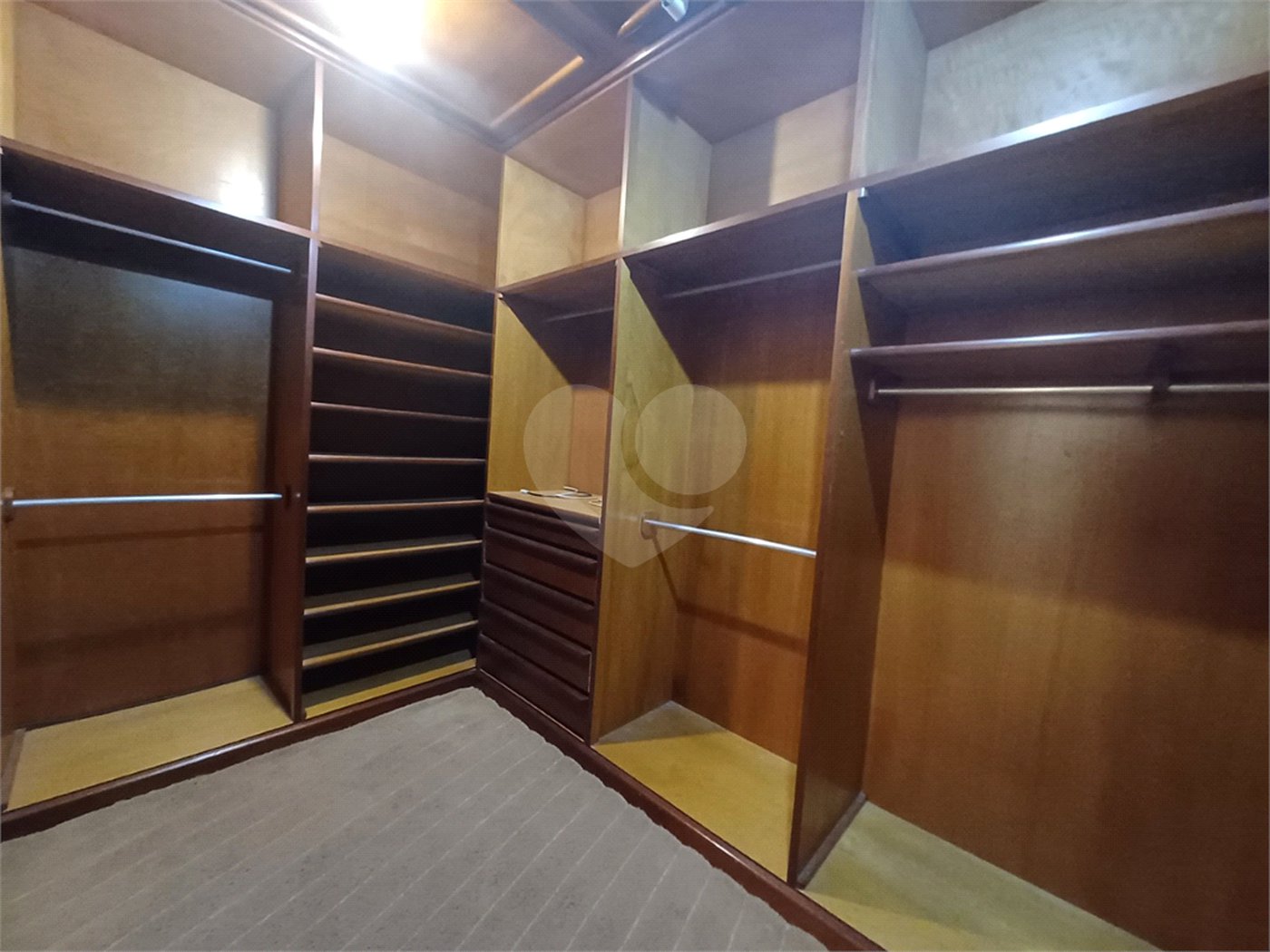 Casa à venda com 6 suítes no condomínio Portal da Raposo, Sorocaba - SP