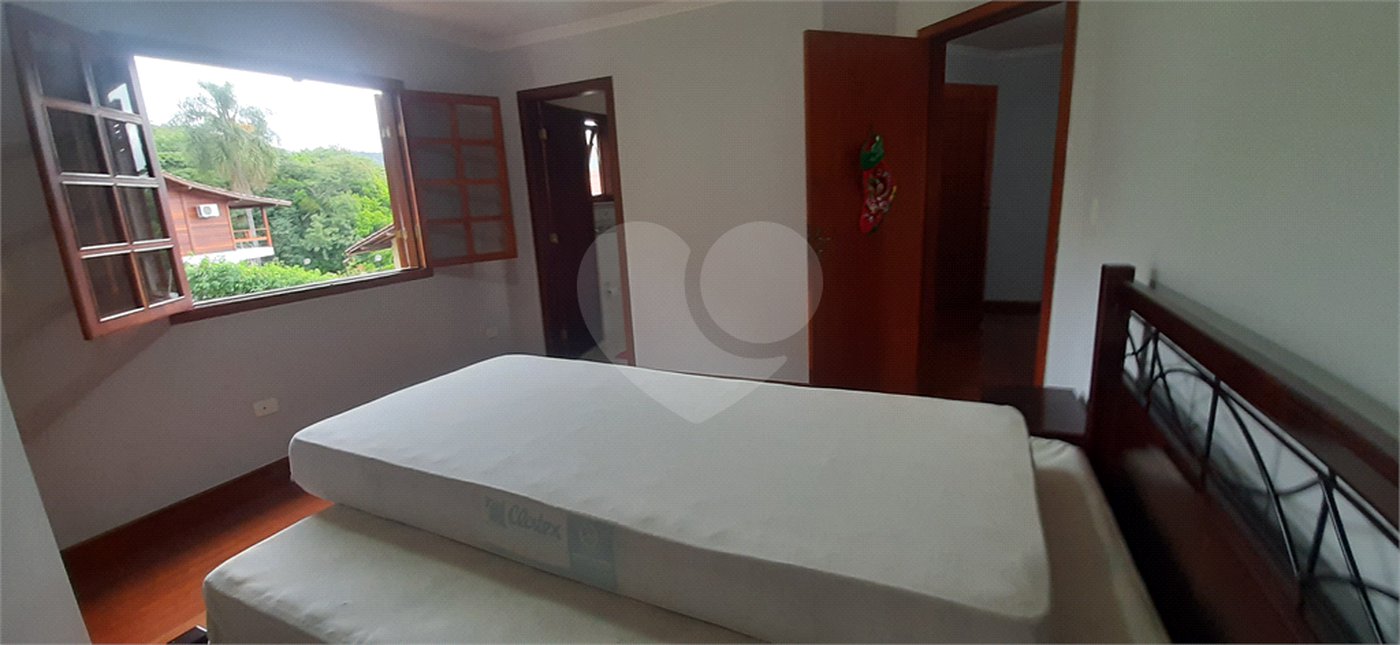 Sobrado à venda com 4 quartos, sendo 3 suítes, em Serra da Cantareira, Mairiporã, SP