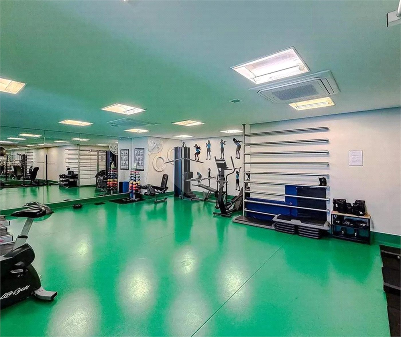 Apartamento no Ipiranga de 94m2 com 2 dorms, 1 suíte, 3 banheiros, 2 vagas. Estuda permuta.
