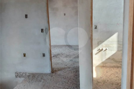 Sobrado em construção no Jardim de Cresci .