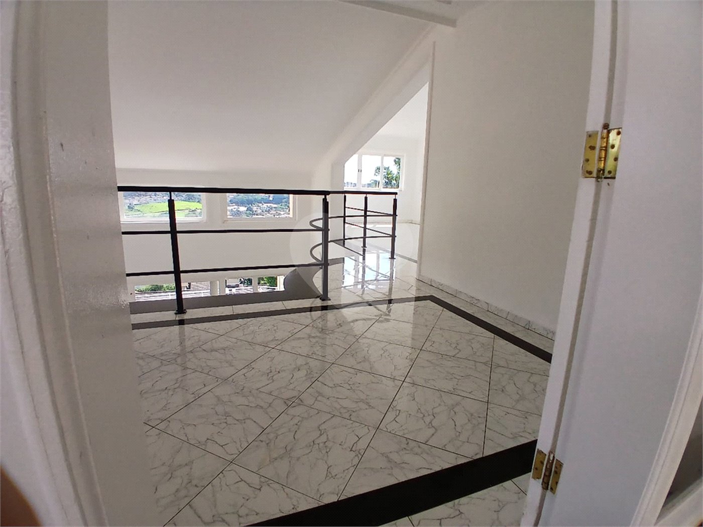 Casa à venda com 4 quartos, sendo 2 suítes, no condomínio Flamboyant, Atibaia - SP