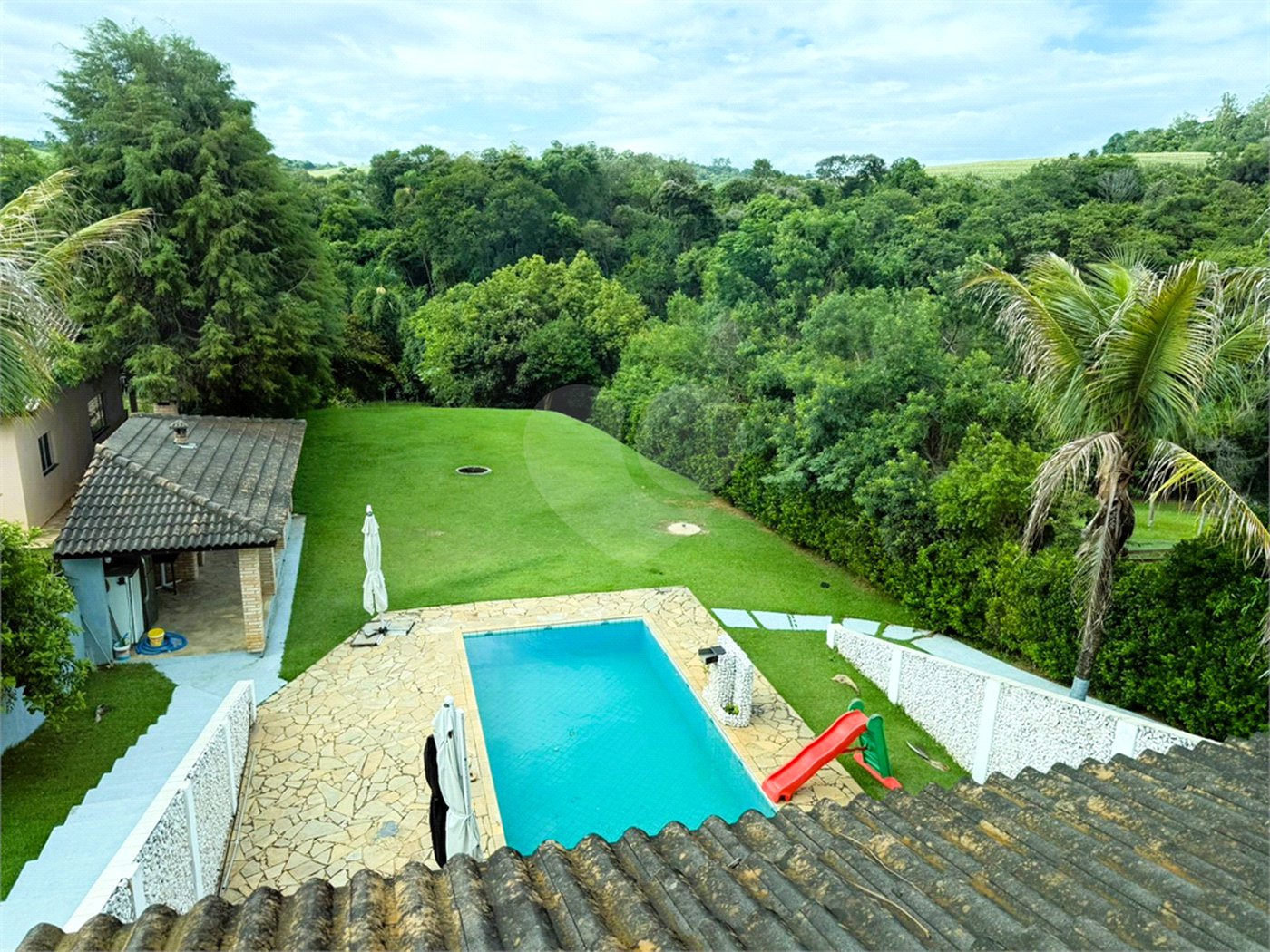 Casa à venda com 4 quartos, sendo 3 suítes, no condomínio Village da Serra, Araçoiaba da Serra - SP