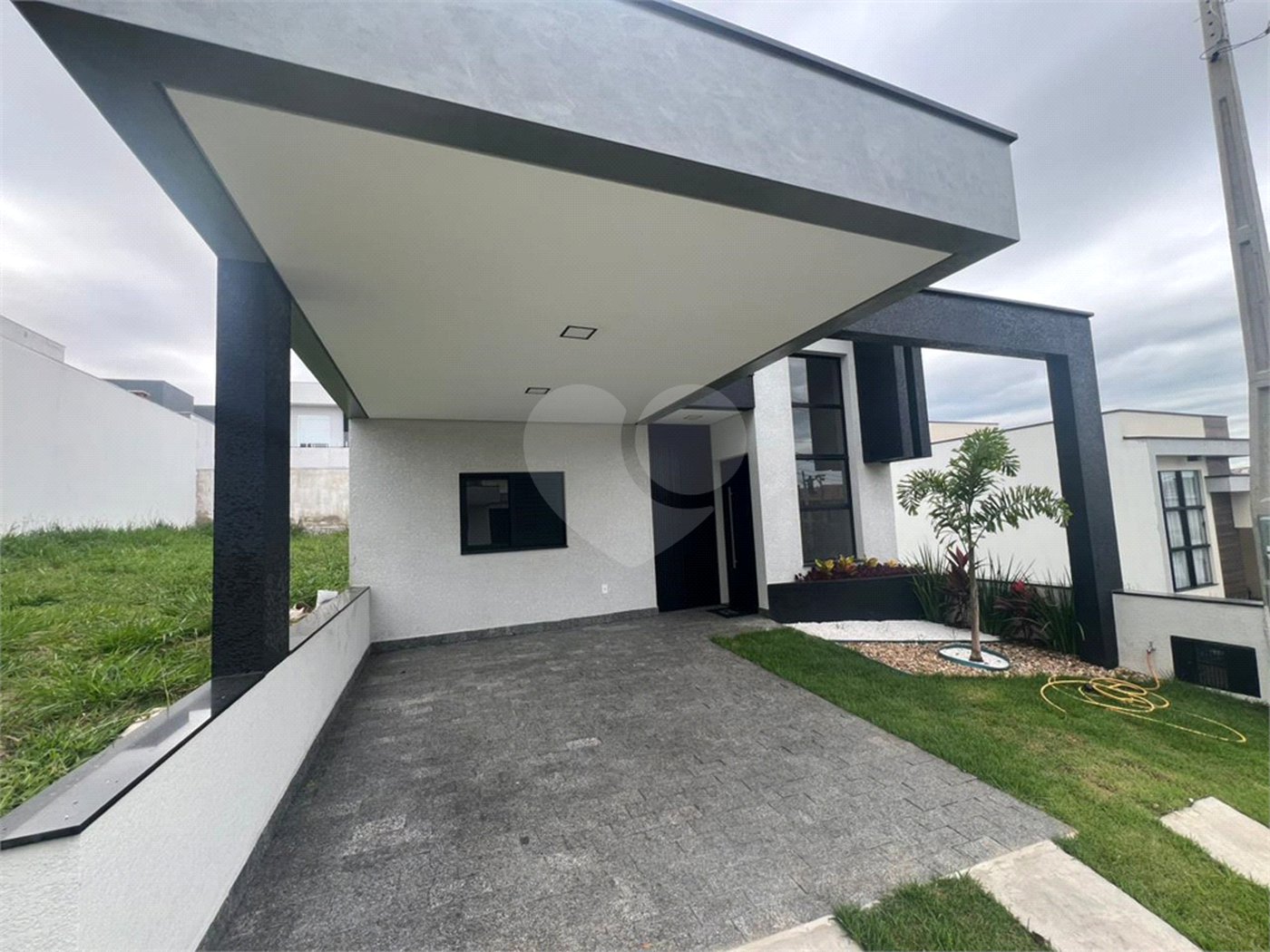 Casa à venda com 3 quartos, sendo 1 suíte, no condomínio Horto Florestal Villagio, Sorocaba - SP
